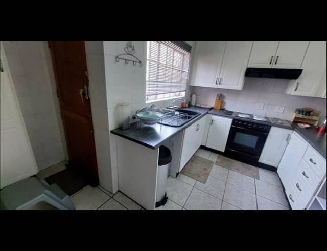 4 BEDROOM TOWNHOUSE FOR SALE IN BASSONIA